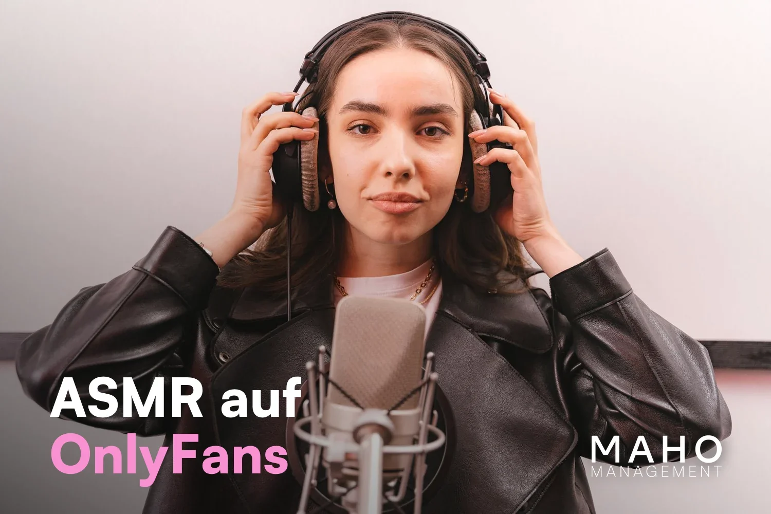 Creatorin mit Kopfhörern vor einem Studiomikrofon – ASMR-Audio für OnlyFans aufnehmen
