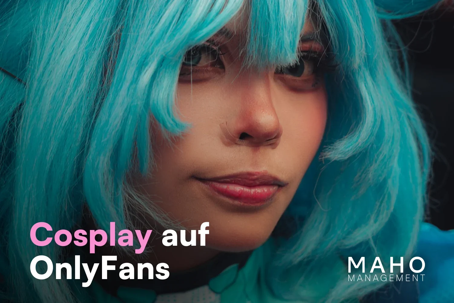 Creatorin mit türkiser Perücke im Cosplay – Cosplay-Content auf OnlyFans
