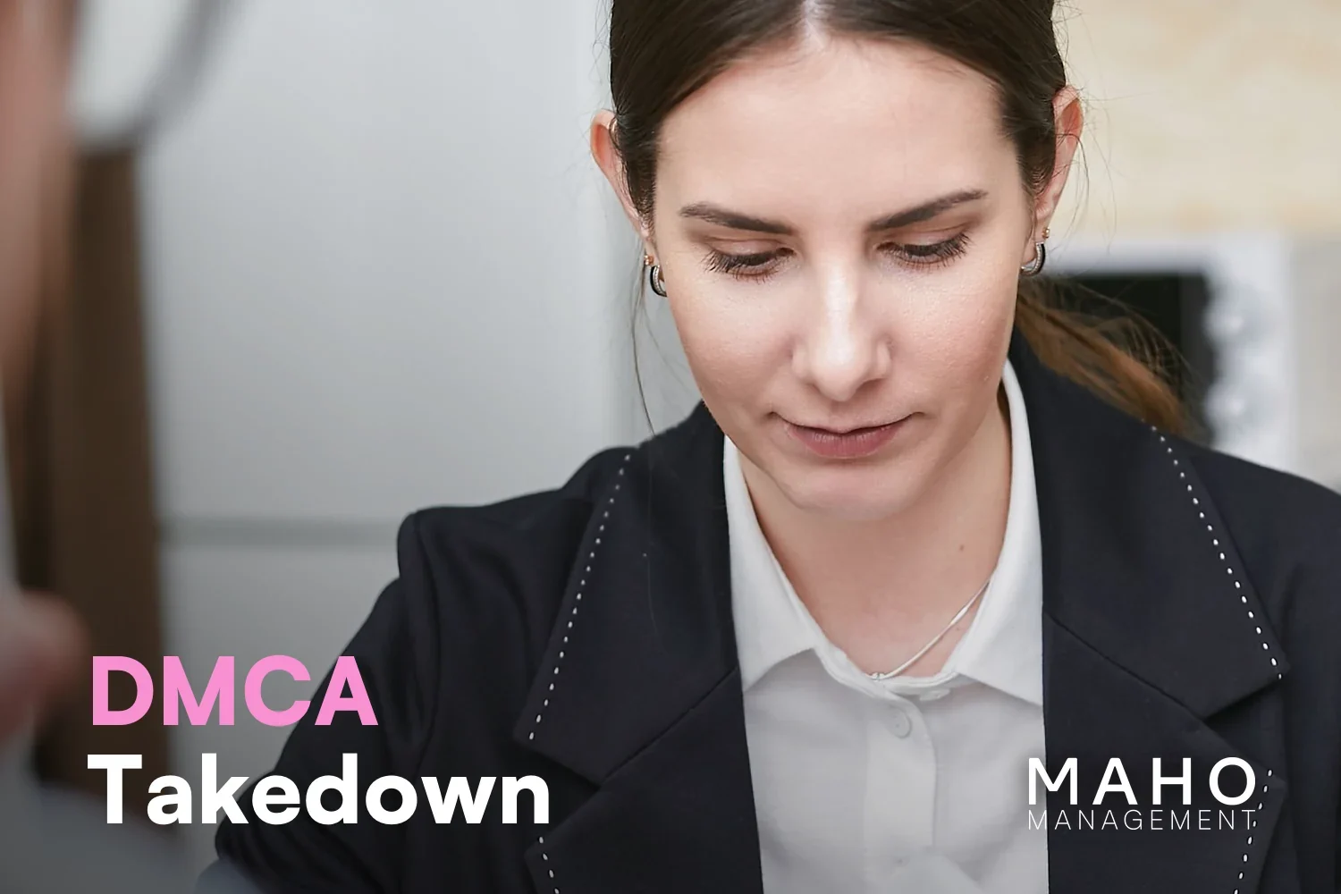 Frau im Blazer prüft Unterlagen am Schreibtisch – DMCA-Takedown gegen geleakte Inhalte