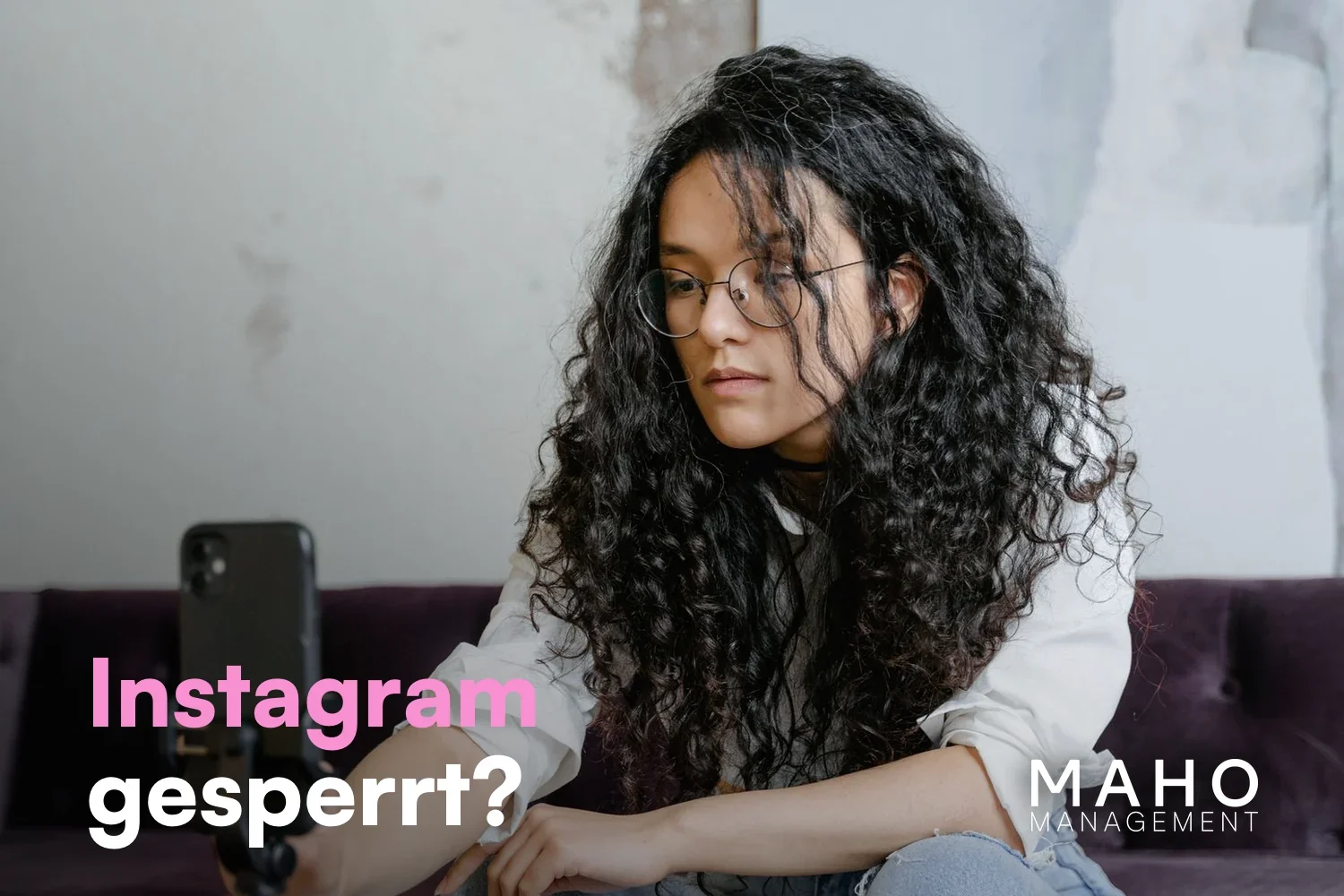 Creatorin mit Smartphone auf dem Sofa – gesperrtes Instagram-Konto entsperren lassen