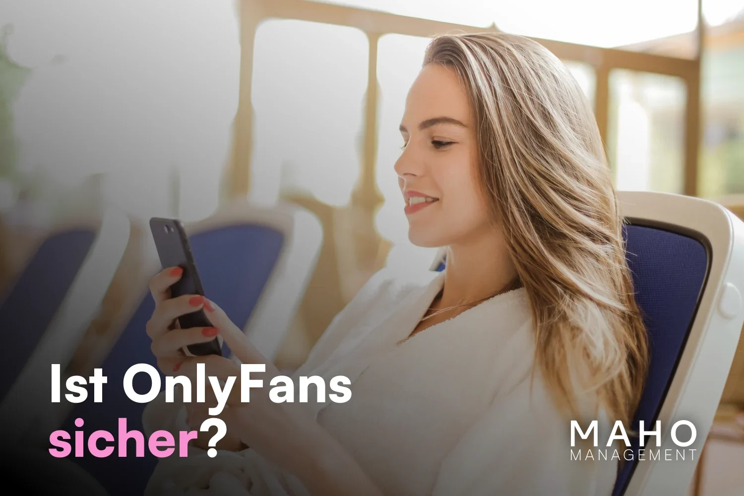Junge Frau im weißen Bademantel lächelt entspannt auf ihr Smartphone, Symbolbild für Sicherheit auf OnlyFans als Creatorin