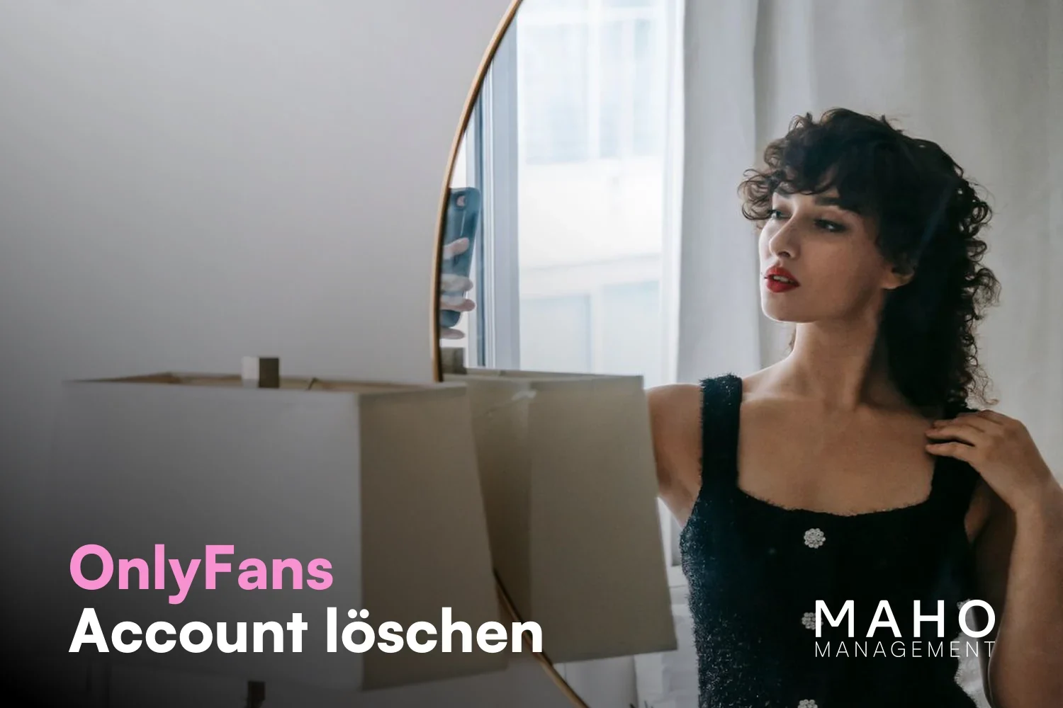 Creatorin am Fenster mit Blick zur Seite – Entscheidung, den OnlyFans Account zu löschen