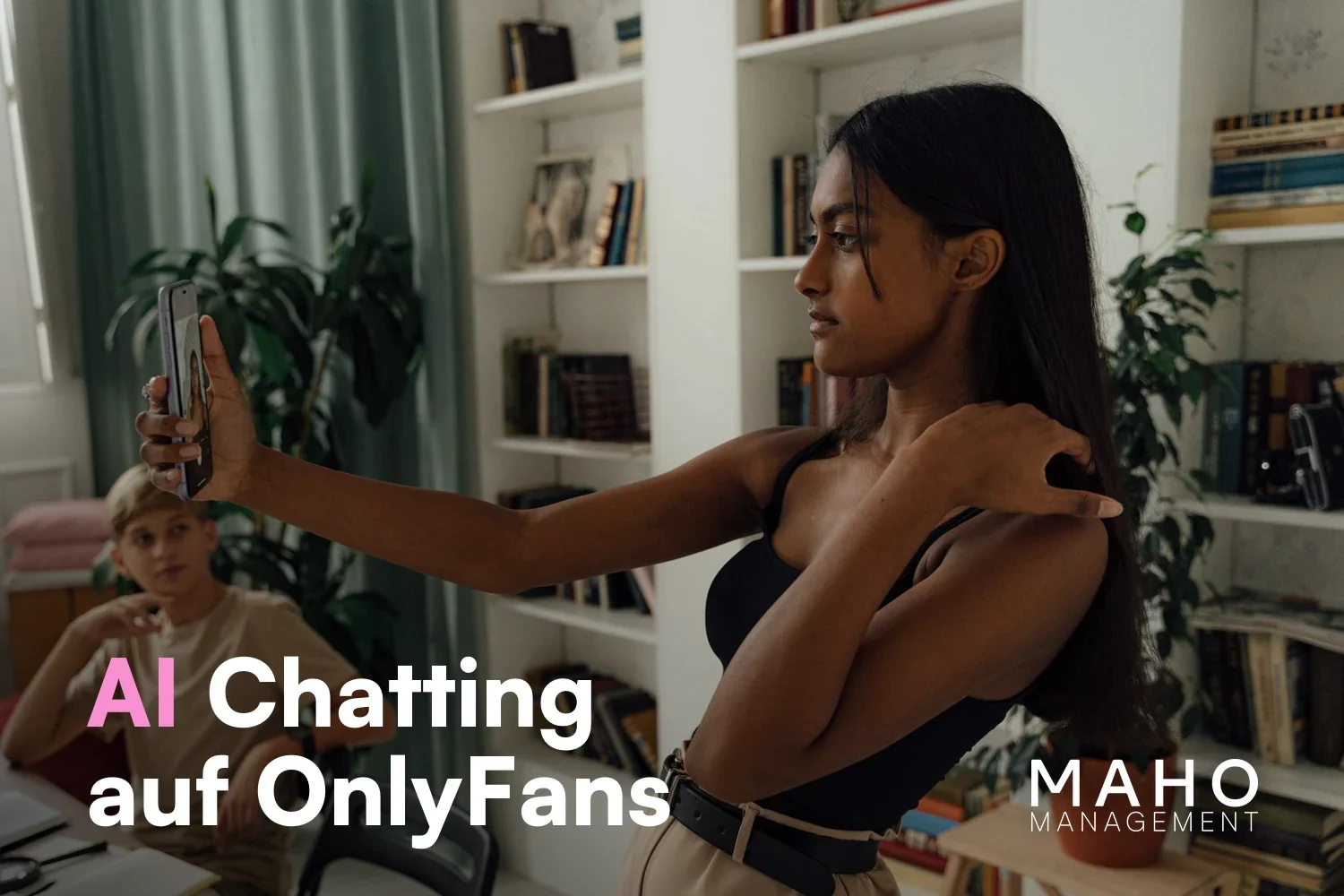 Creatorin fotografiert sich im Zimmer mit dem Smartphone – AI Chatting auf OnlyFans