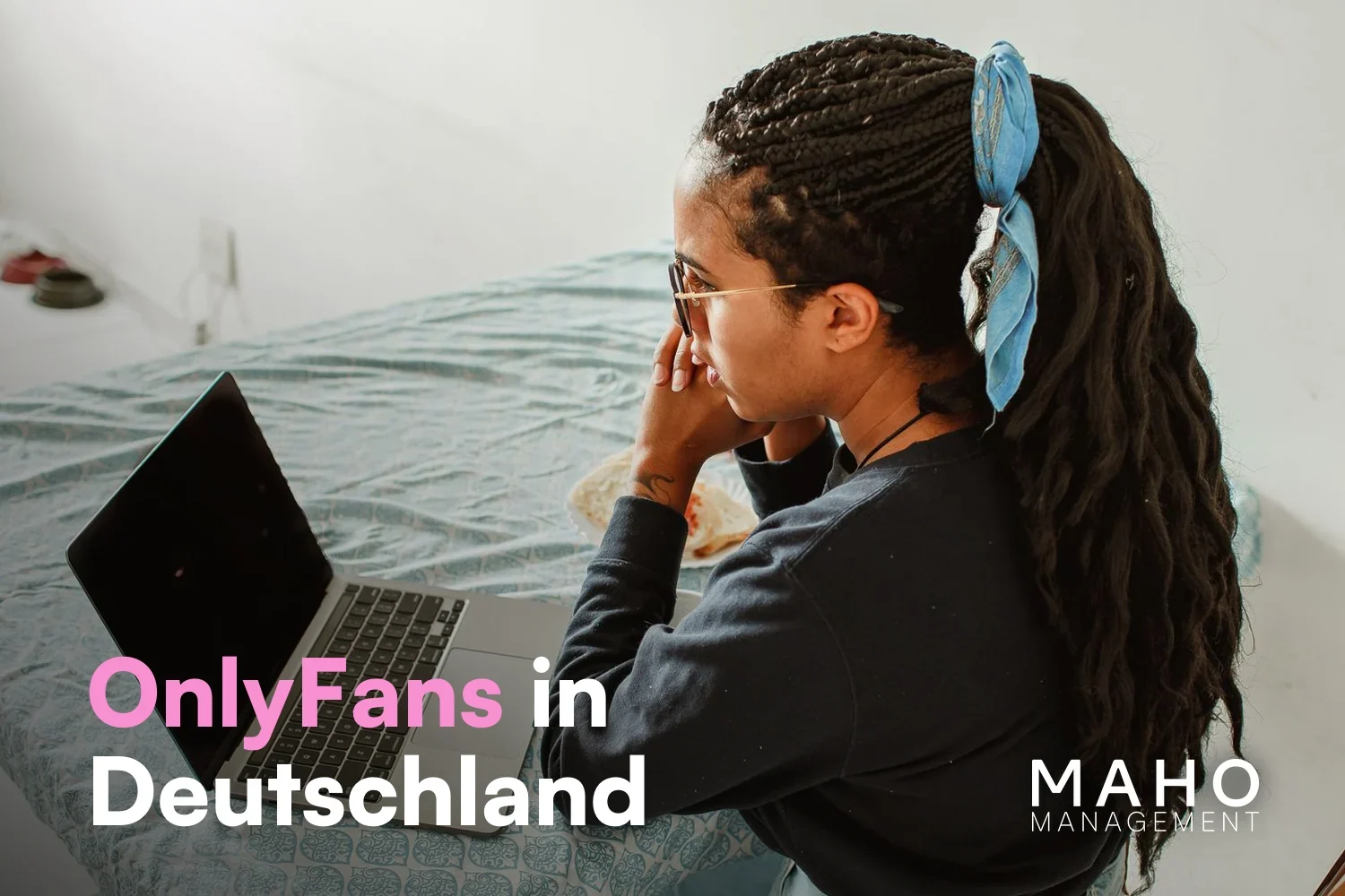 Creatorin mit Laptop auf dem Bett – die OnlyFans-Szene in Deutschland