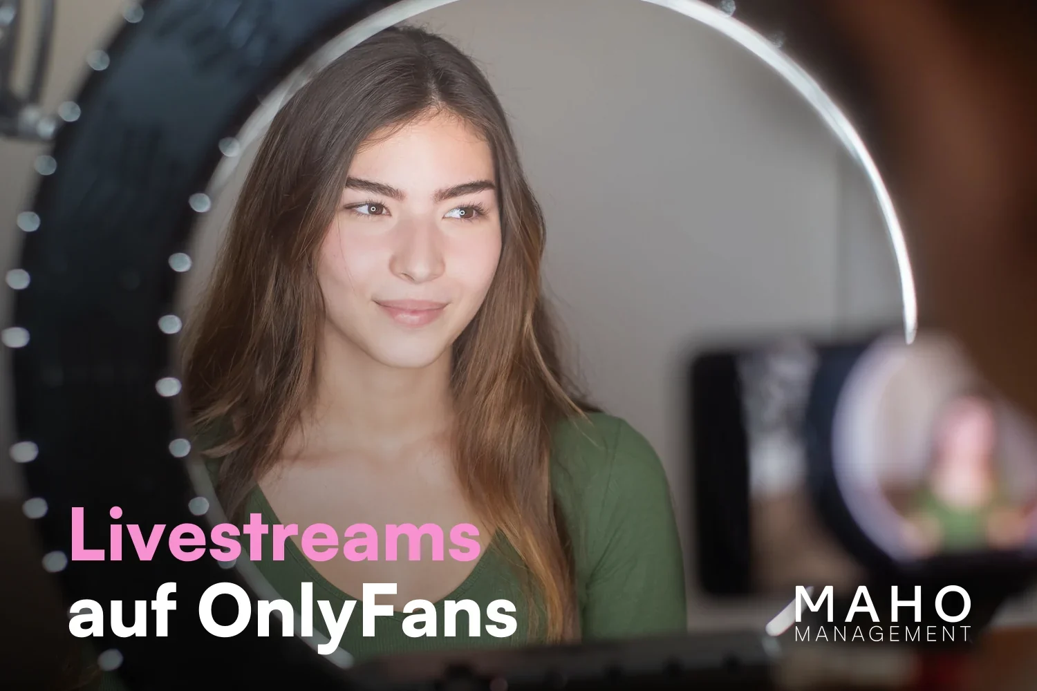 Creatorin vor einem Ringlicht mit Smartphone-Halterung – Livestream-Setup für OnlyFans