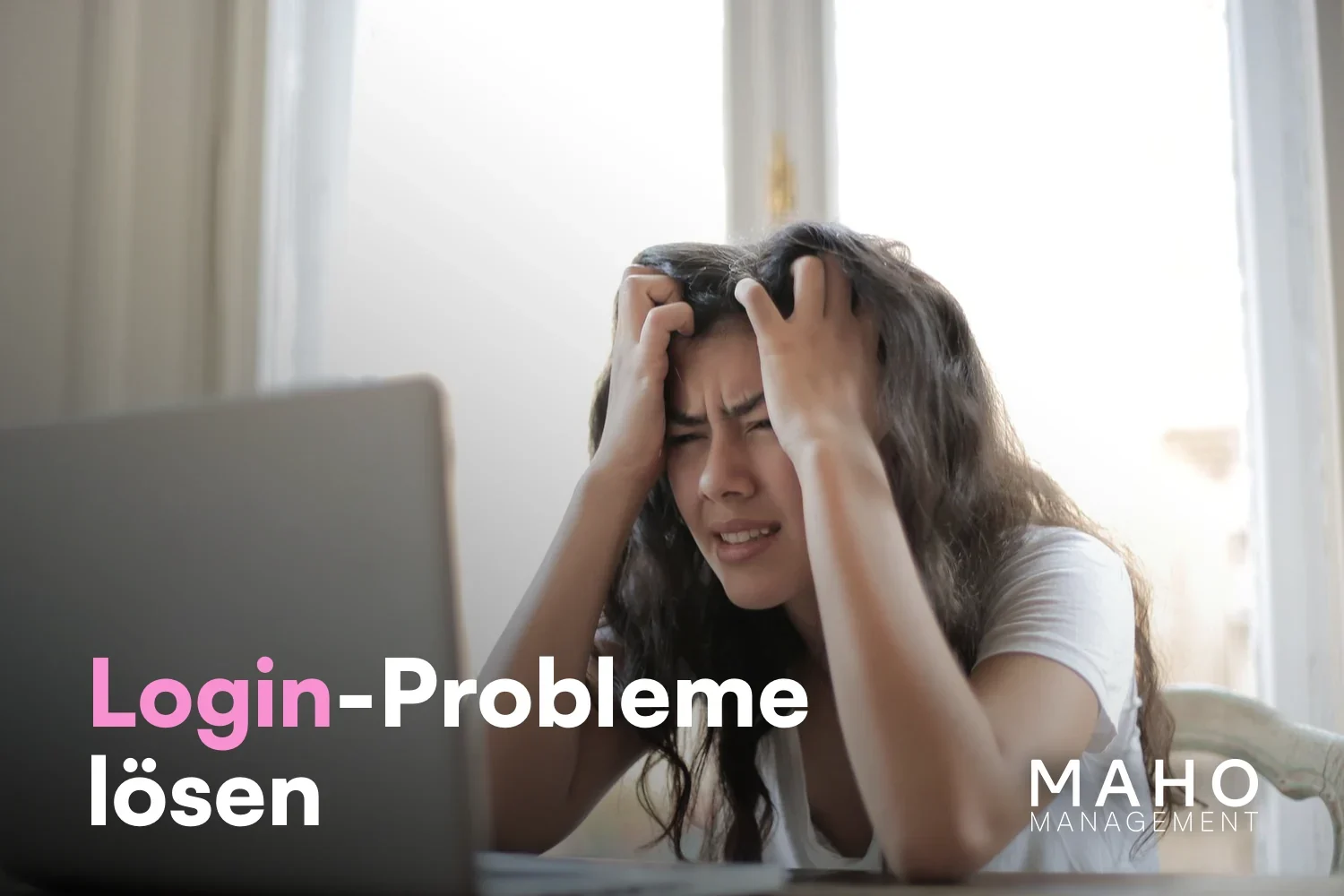 Frustrierte junge Frau greift sich vor dem Laptop in die Haare (OnlyFans Login-Probleme lösen)