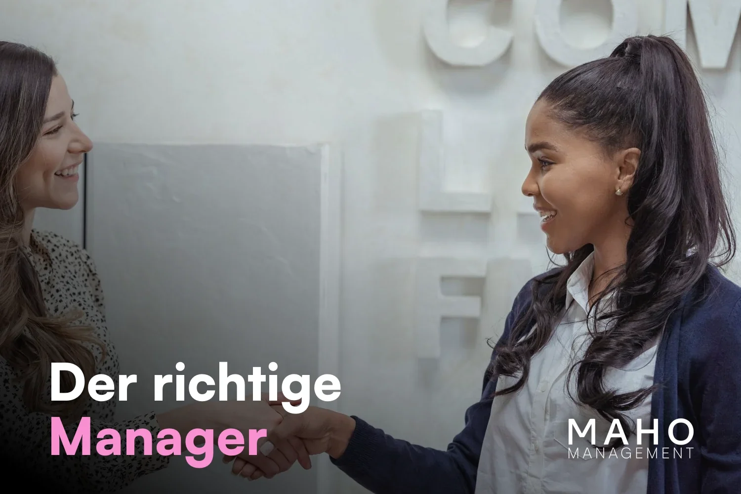 Handschlag zwischen zwei Frauen im Meeting – die Wahl des richtigen OnlyFans Managers