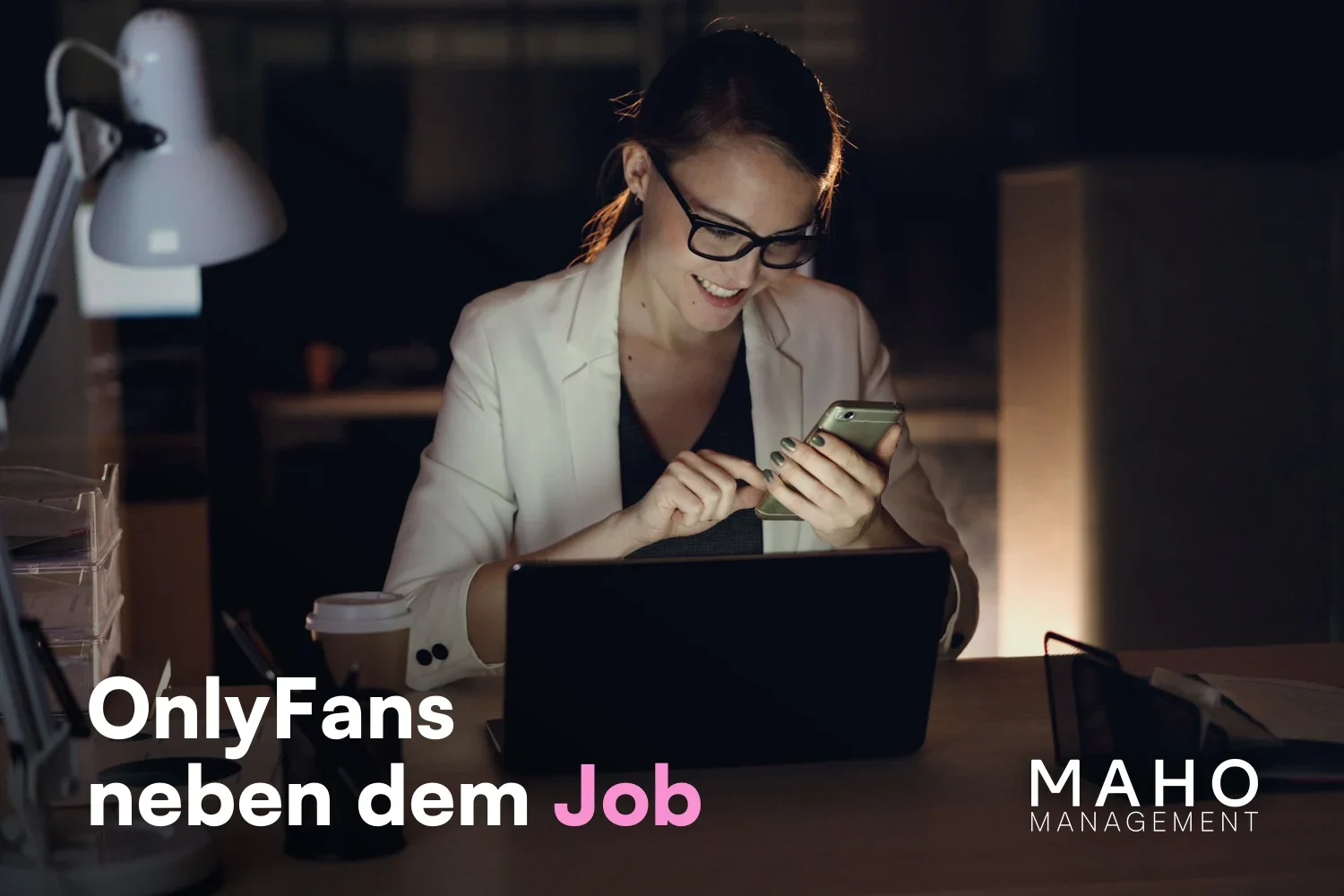 Frau arbeitet am Feierabend am Laptop und organisiert OnlyFans neben dem Vollzeitjob