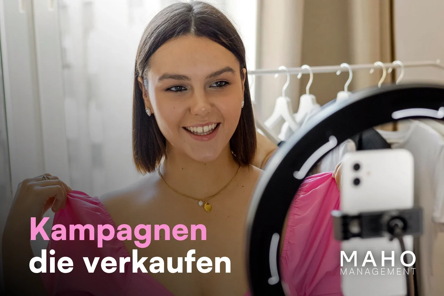 Creatorin vor Kleiderstange und Ringlicht – Profilkampagnen und Rabattaktionen auf OnlyFans