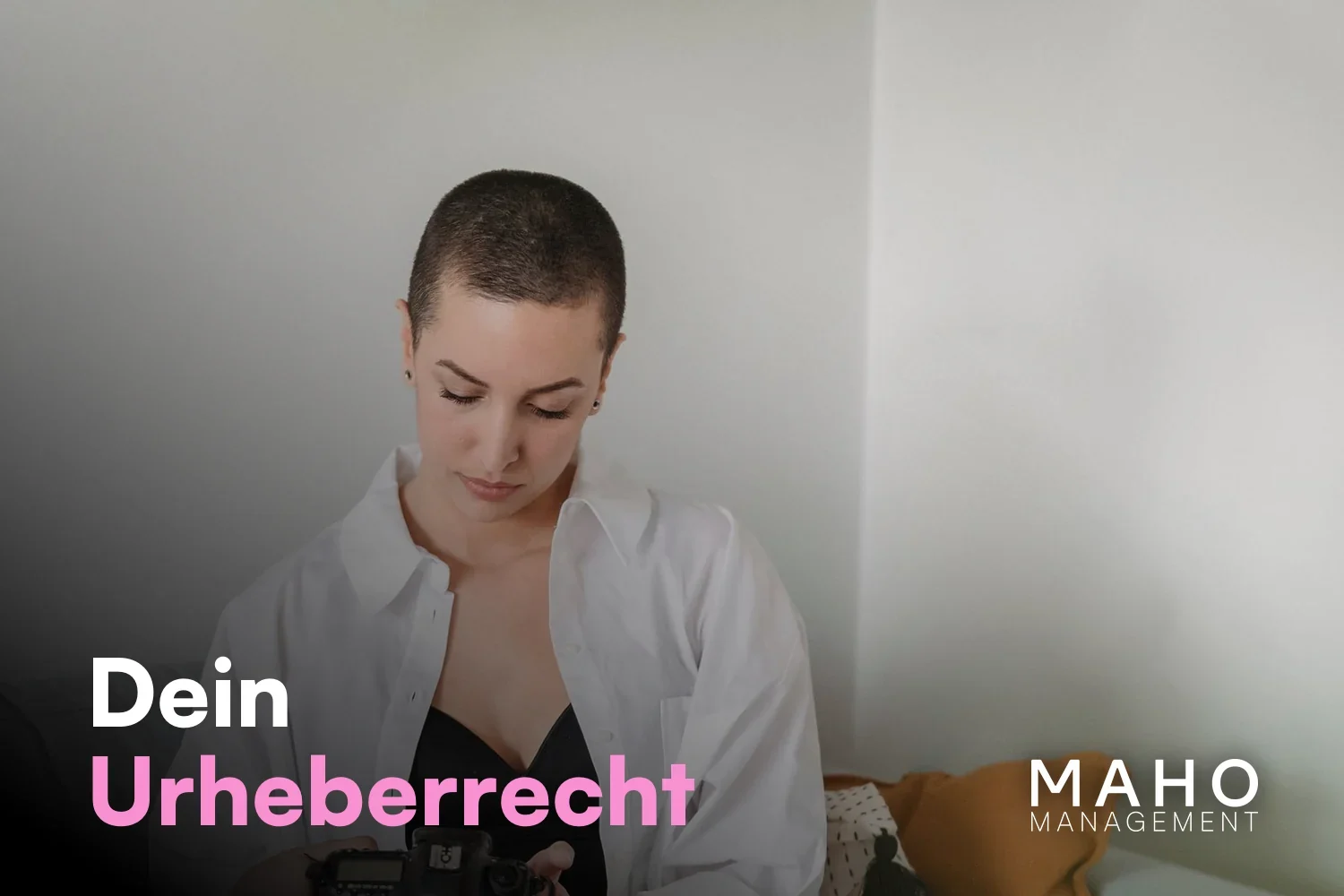 Creatorin sichtet ihre Kamera-Aufnahmen – Urheberrecht am eigenen OnlyFans-Content