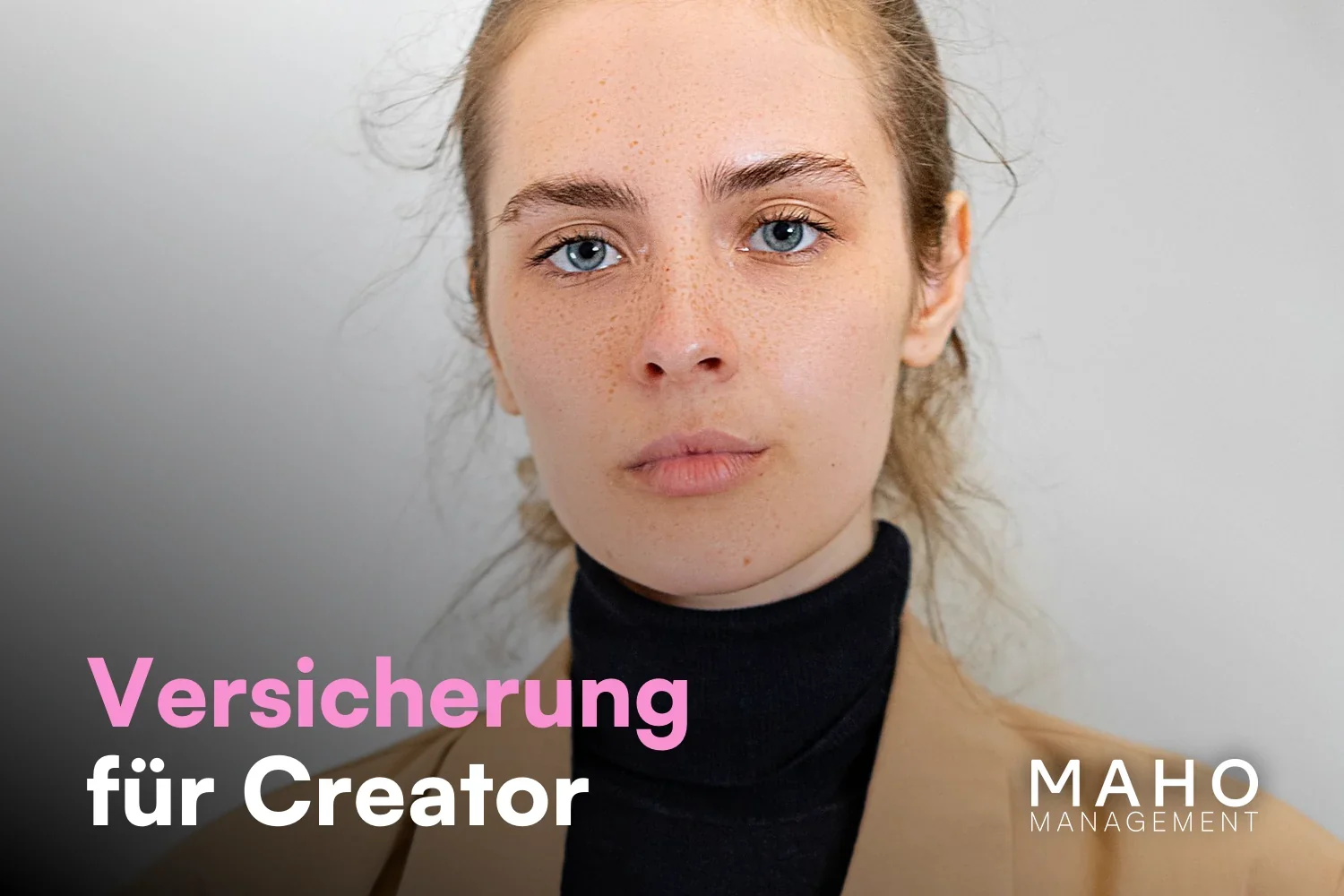 Porträt einer Creatorin mit direktem Blick – Versicherungsschutz für selbstständige Creator