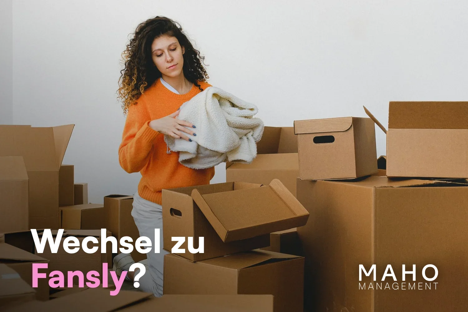Junge Frau packt Umzugskartons. OnlyFans und Fansly parallel betreiben statt komplett wechseln