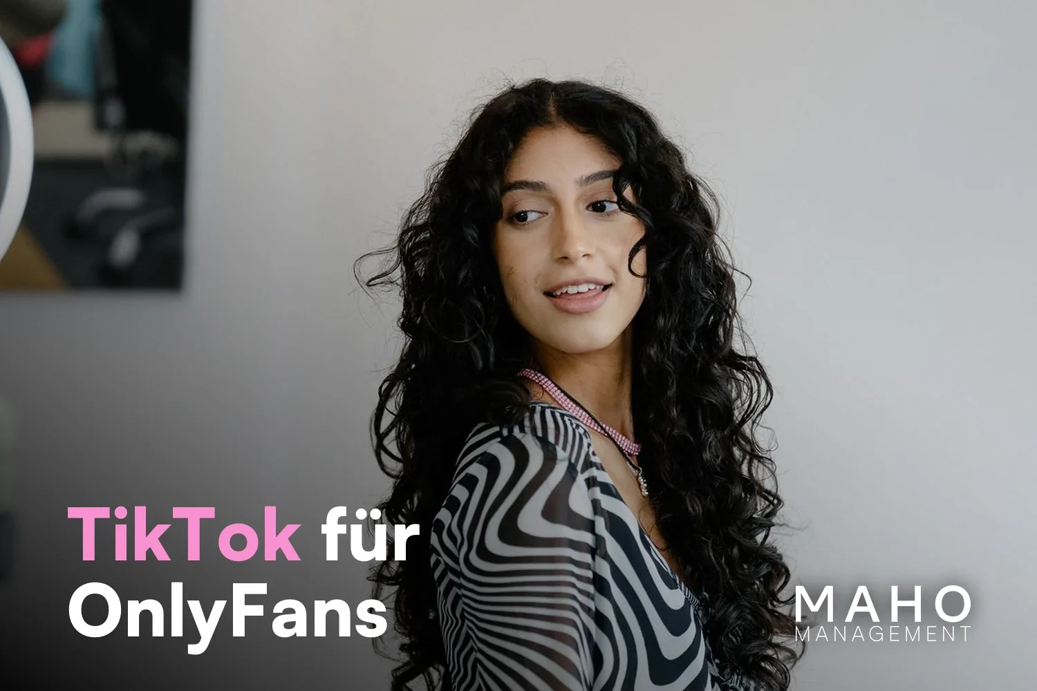 Creatorin im gemusterten Oberteil – TikTok als Traffic-Kanal für OnlyFans nutzen