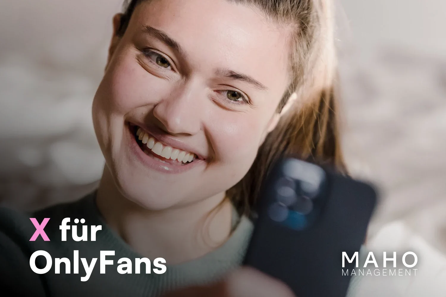Lachende Creatorin mit Smartphone – X als Traffic-Kanal für OnlyFans